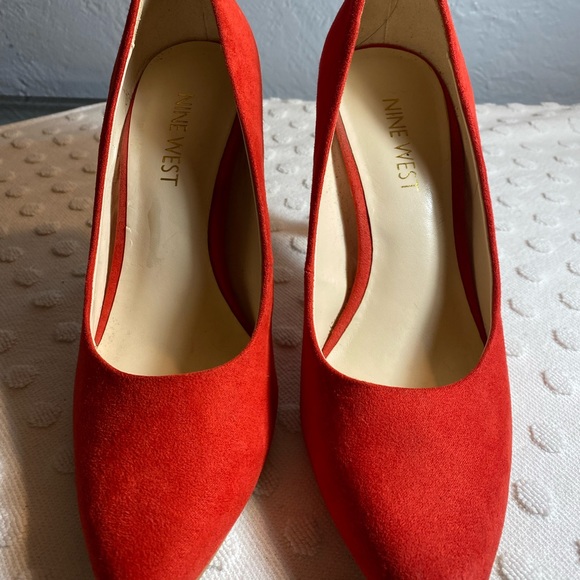 NINE WEST Red Suede Fifth 9x9 Womens Dress Pumps - Picture 2 of 16